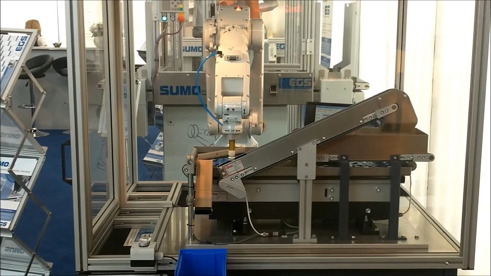 Roboter pickt Teile mithilfe von Kamera